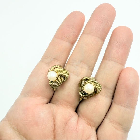 Vintage Gold Tone Knot Faux Pearl Clip On Earrings - Picture 1 of 6